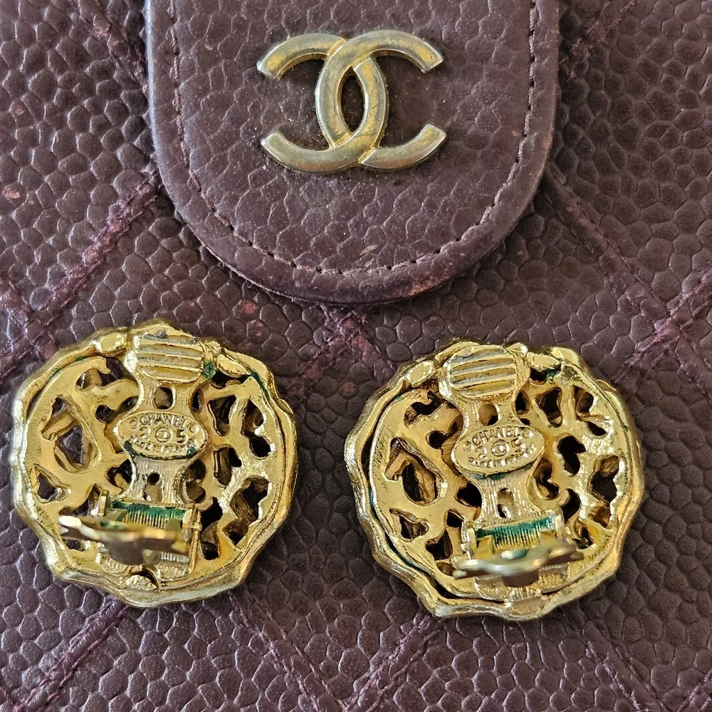 Chanel CC Logo Cut-Out Gold Plated Clip-on Vintage Earrings - Picture 4 of 7